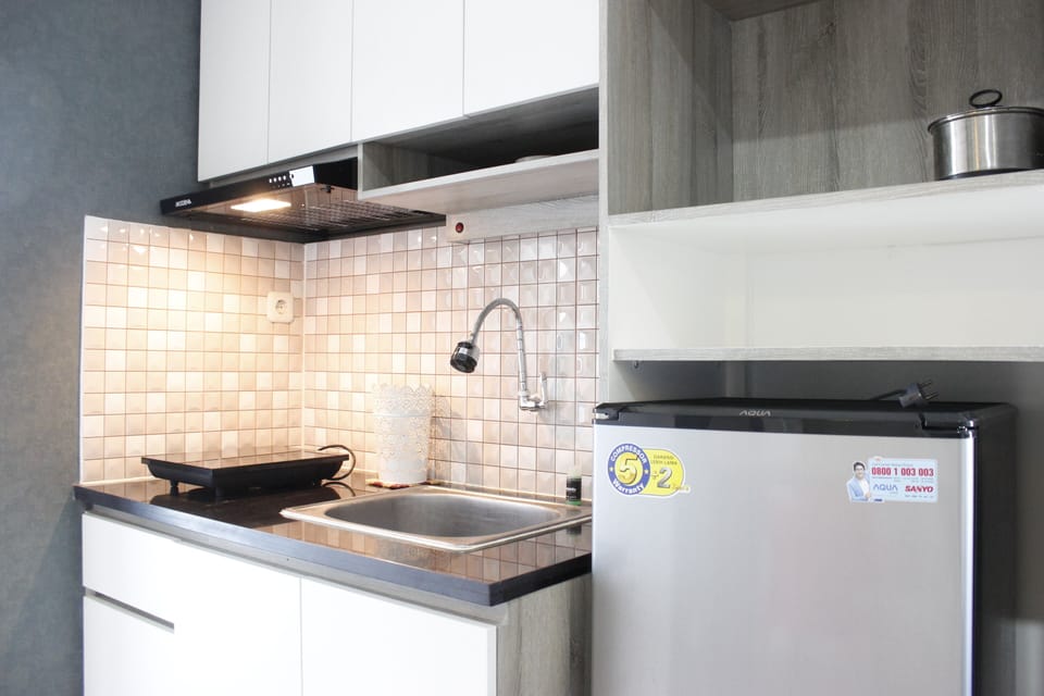 Room | Private kitchenette | Fridge, stovetop, cookware/dishes/utensils