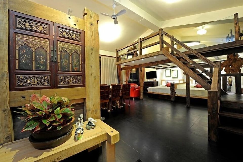Family Room with Mountain View | Desk, free WiFi, bed sheets