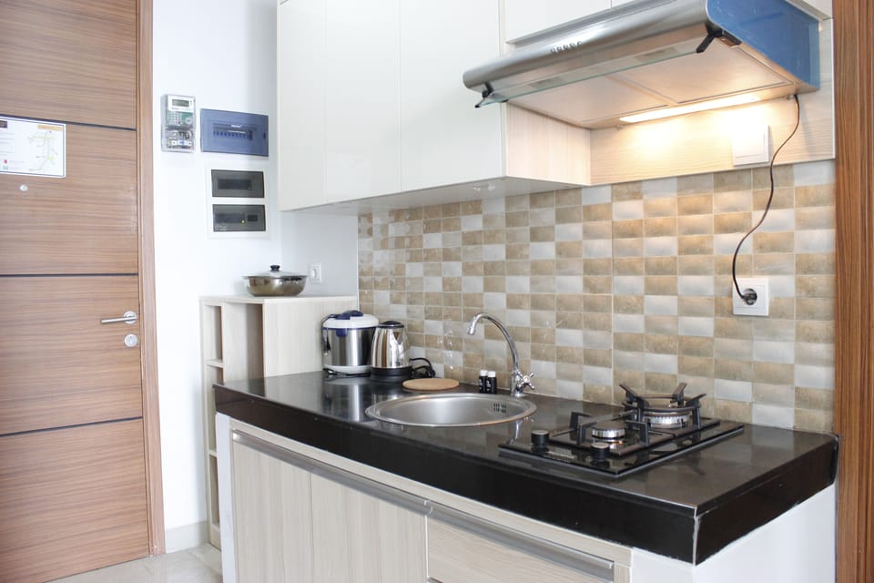 Room | Private kitchenette | Fridge, stovetop, cookware/dishes/utensils
