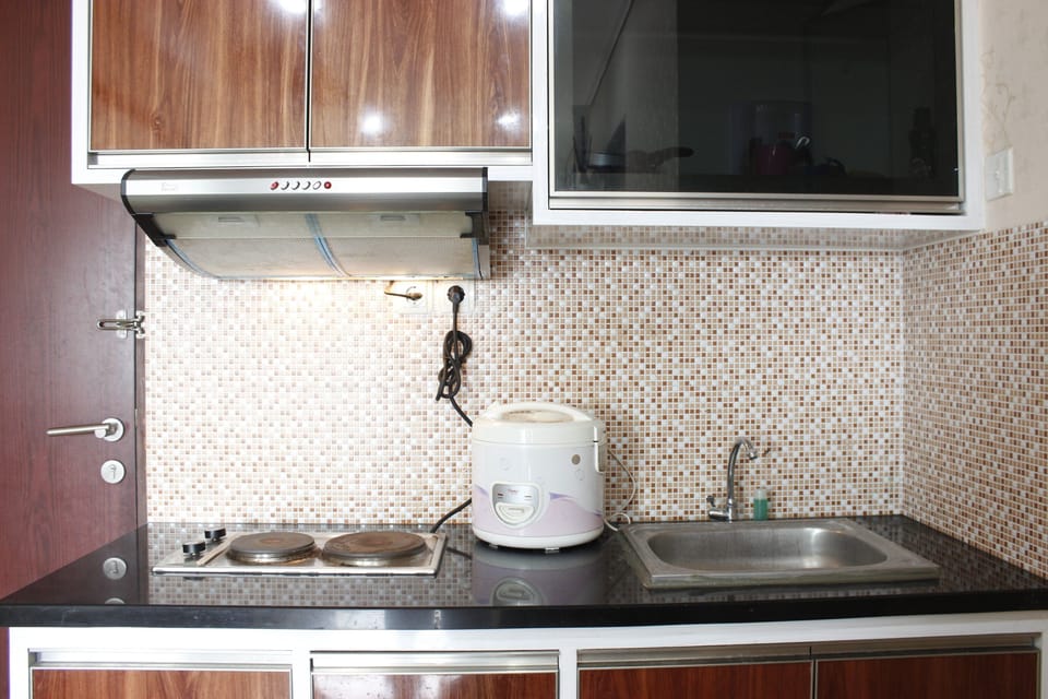 Room | Private kitchenette | Fridge, stovetop, cookware/dishes/utensils