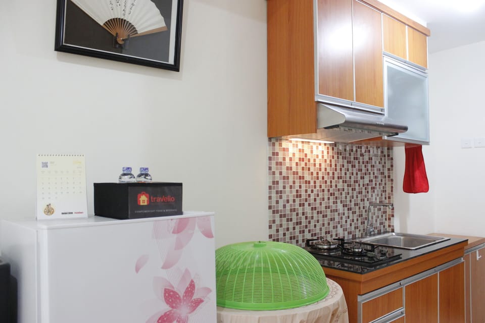 Room | Private kitchenette | Fridge, stovetop, cookware/dishes/utensils