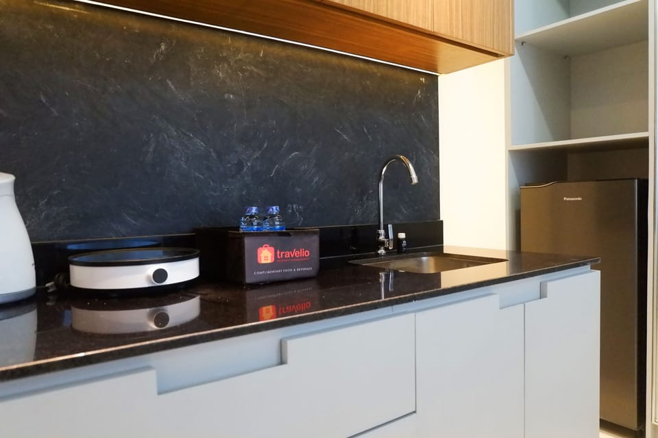 Room | Private kitchenette | Fridge, stovetop, electric kettle, cookware/dishes/utensils