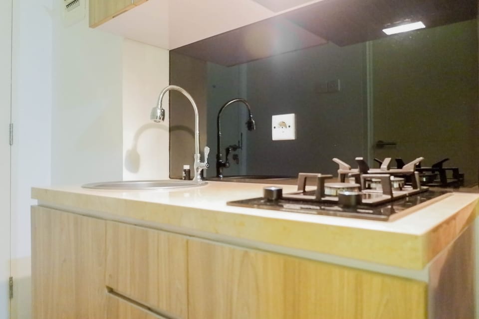 Room | Private kitchenette | Fridge, stovetop, cookware/dishes/utensils