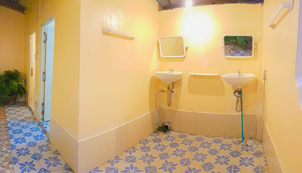 Shower, rainfall showerhead, free toiletries, towels