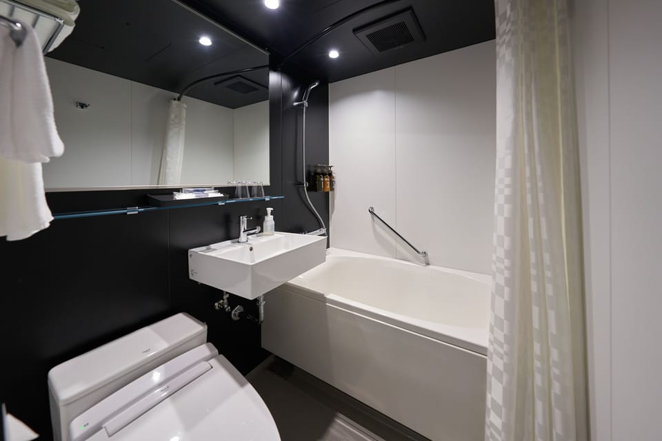 Combined shower/tub, deep soaking tub, free toiletries, hair dryer