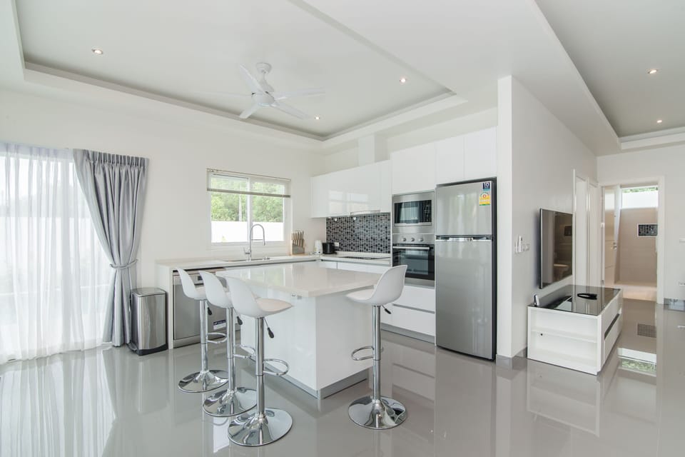 Superior Villa, 3 Bedrooms, Non Smoking, Kitchen | Private kitchen | Full-size fridge, microwave, oven, stovetop