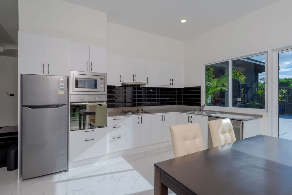 Classic Villa, 4 Bedrooms, Non Smoking, Kitchen | Private kitchen | Full-size fridge, microwave, oven, stovetop
