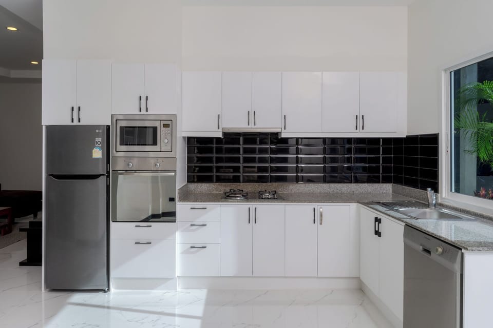 Classic Villa, 4 Bedrooms, Non Smoking, Kitchen | Private kitchen | Full-size fridge, microwave, oven, stovetop