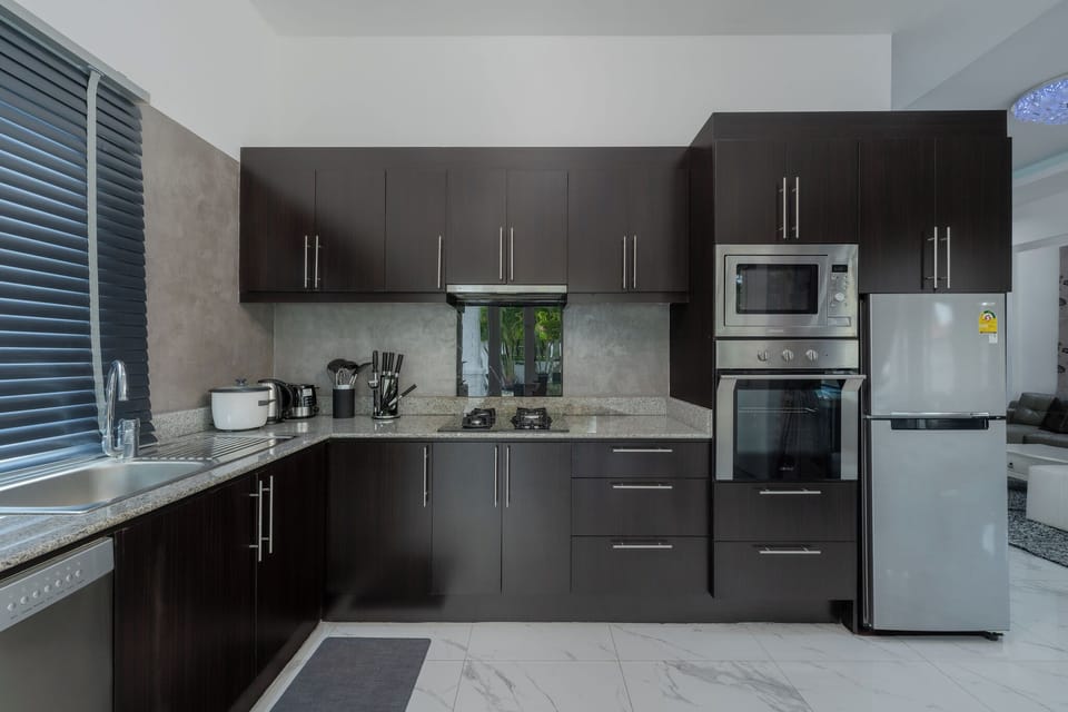 Standard Villa, 3 Bedrooms, Non Smoking, Kitchen | Private kitchen | Full-size fridge, microwave, oven, stovetop