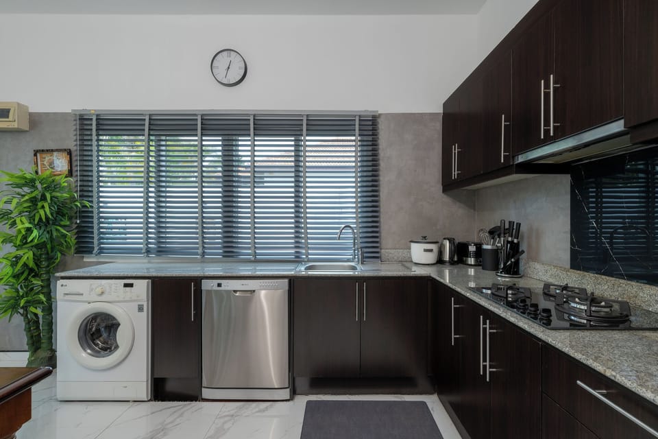 Standard Villa, 3 Bedrooms, Non Smoking, Kitchen | Private kitchen | Full-size fridge, microwave, oven, stovetop