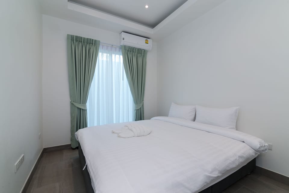 Grand Villa, 5 Bedrooms, Non Smoking, Kitchen | 5 bedrooms, individually decorated, blackout drapes, iron/ironing board