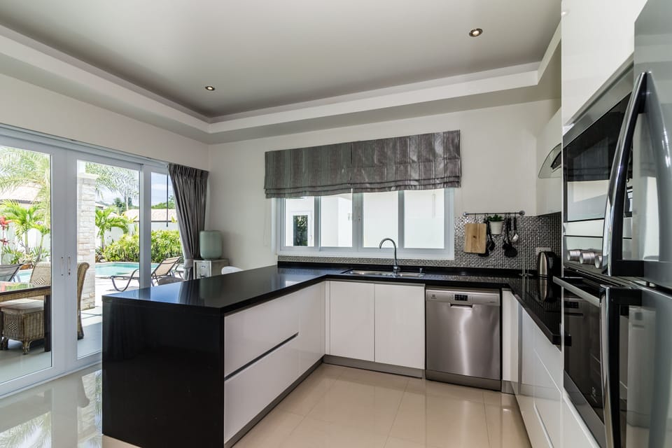 Superior Villa, 3 Bedrooms, Non Smoking, Kitchen | Private kitchen | Full-size fridge, microwave, oven, stovetop