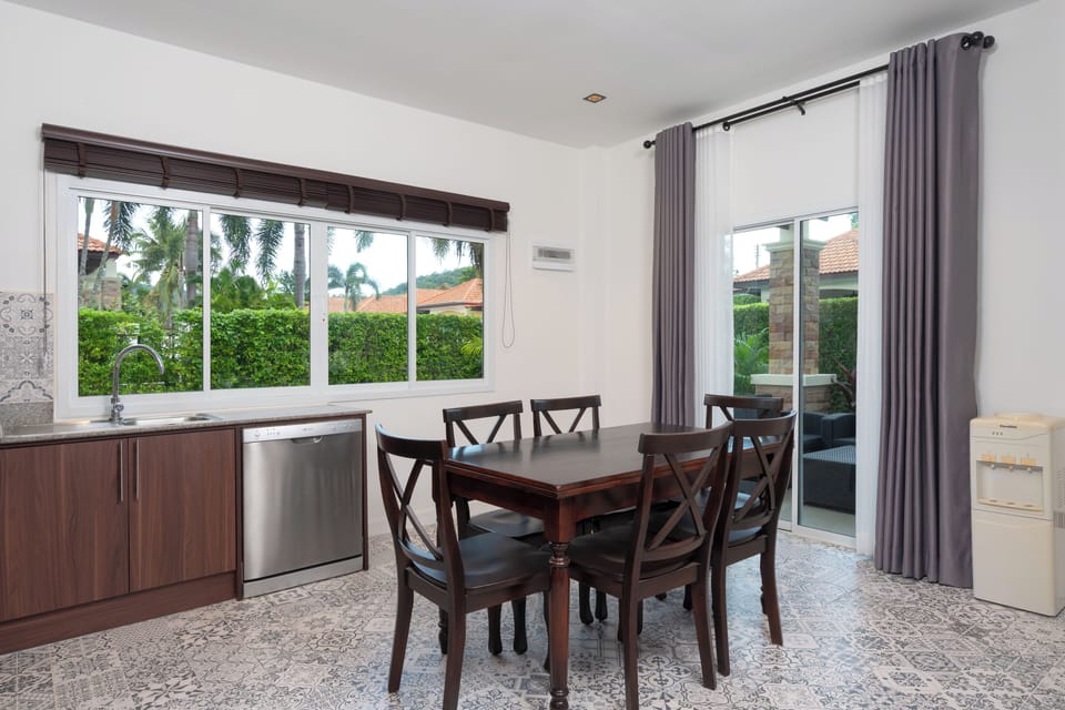 Standard Villa, 3 Bedrooms, Non Smoking, Kitchen | In-room dining