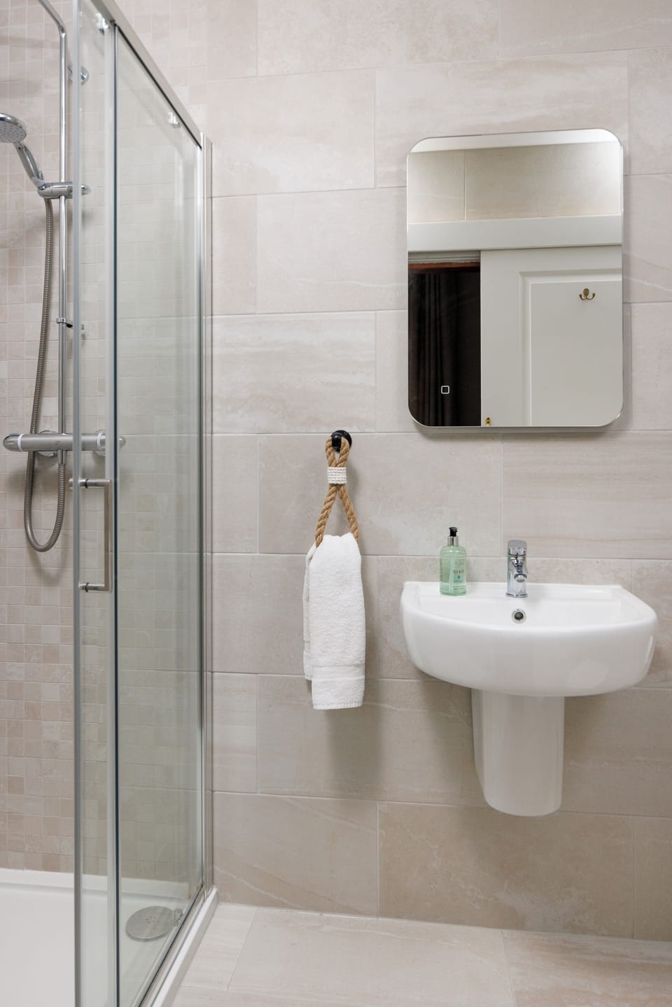 Twin or Super King Room | Bathroom | Shower, hair dryer, towels, shampoo