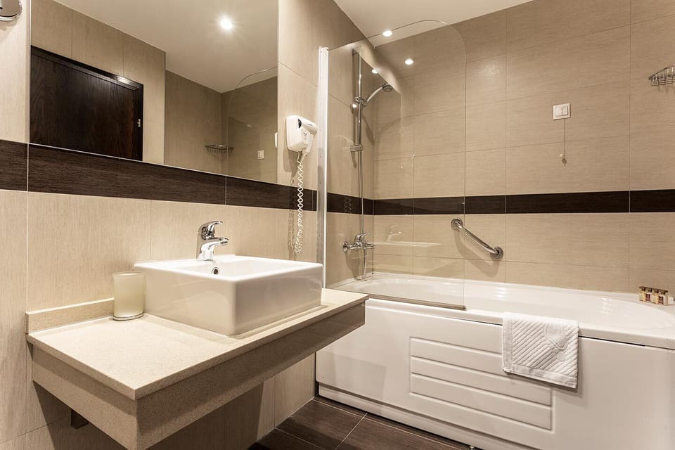 Comfort Studio | Bathroom | Free toiletries, hair dryer, slippers, towels