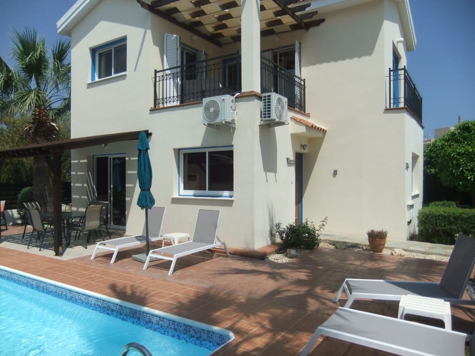 daytime view rear of Artemis