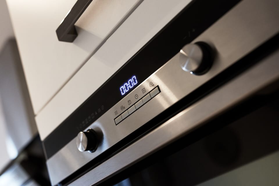 Full-size fridge, microwave, oven, stovetop