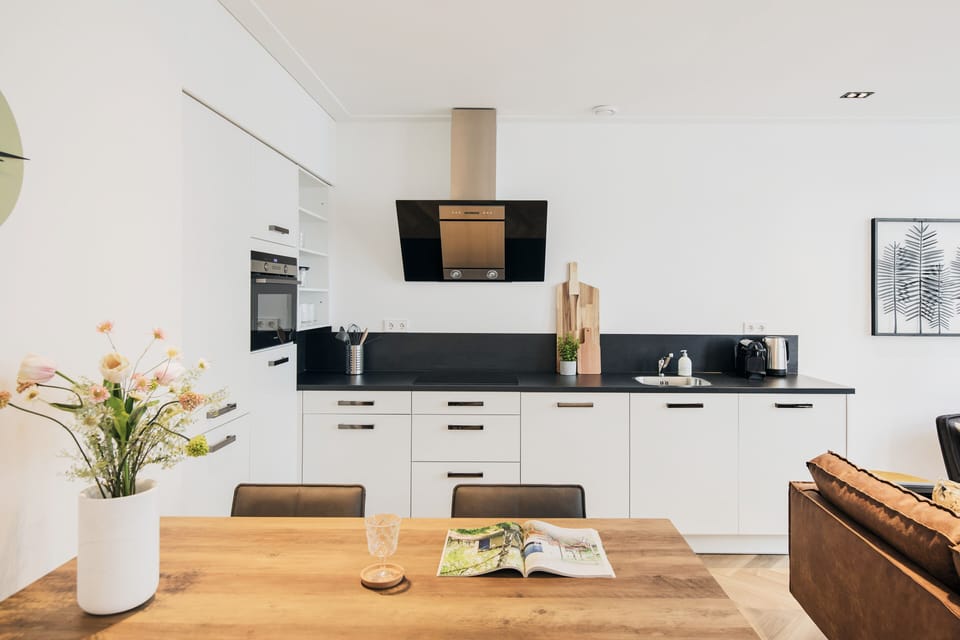 Full-size fridge, microwave, oven, stovetop