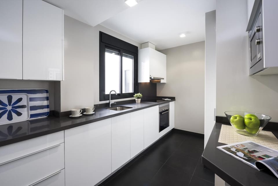 Apartment (2 Bedrooms) | Private kitchen | Full-size fridge, microwave, oven, stovetop