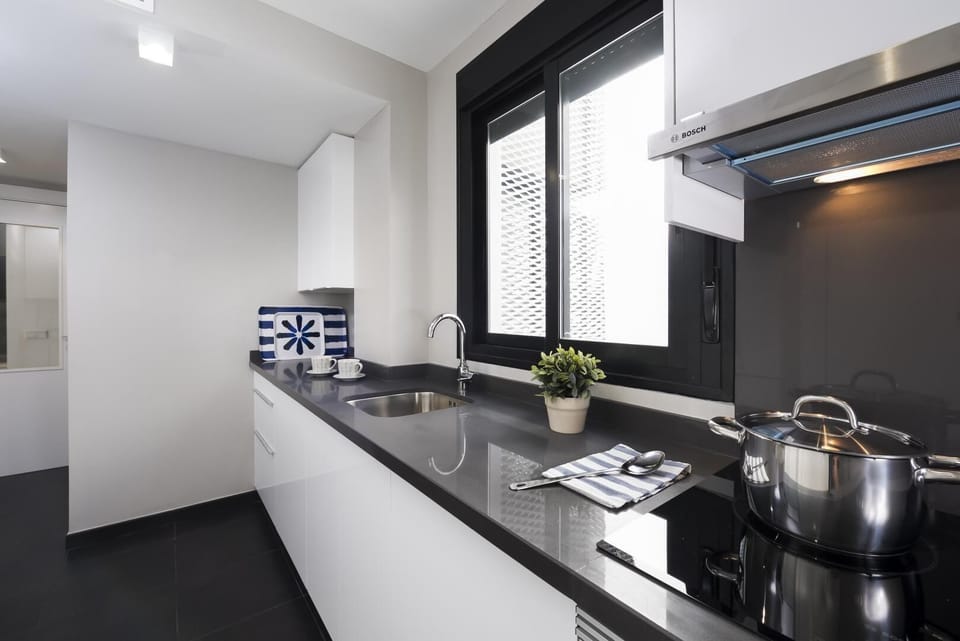 Apartment (2 Bedrooms) | Private kitchen | Full-size fridge, microwave, oven, stovetop