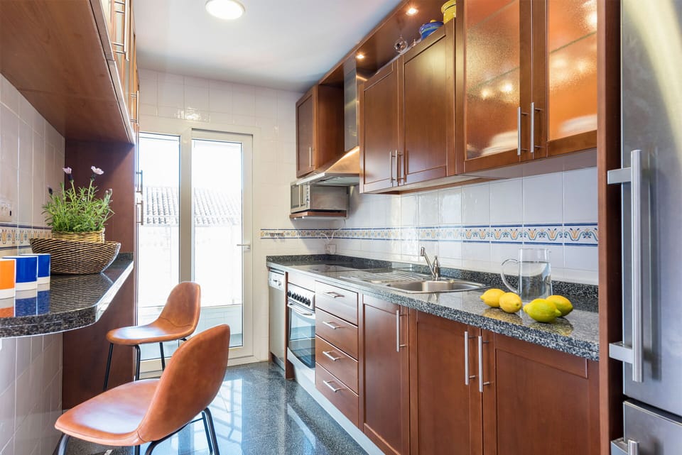 Apartment (3 Bedrooms) | Private kitchen | Full-size fridge, microwave, oven, stovetop