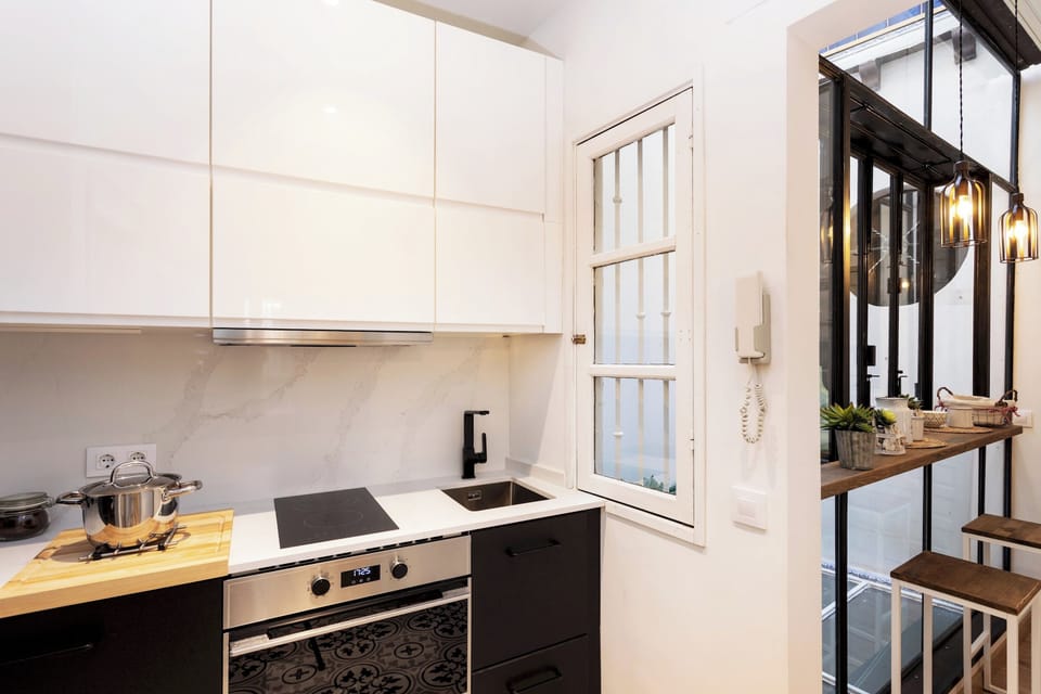 Apartment (1 Bedroom) | Private kitchen | Full-size fridge, microwave, oven, stovetop