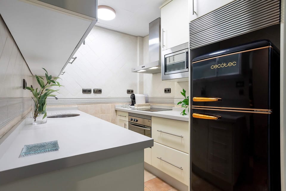 Apartment (2 Bedrooms) | Private kitchen | Full-size fridge, microwave, oven, coffee/tea maker