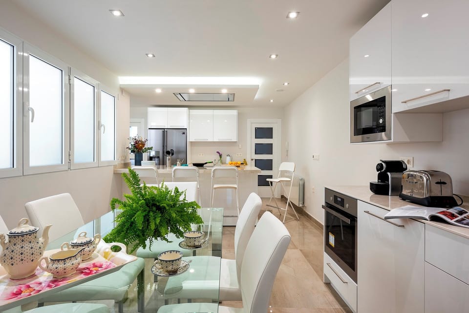 Apartment (3 Bedrooms) | Private kitchen | Full-size fridge, microwave, oven, stovetop
