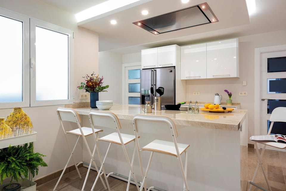 Apartment (3 Bedrooms) | Private kitchen | Full-size fridge, microwave, oven, stovetop