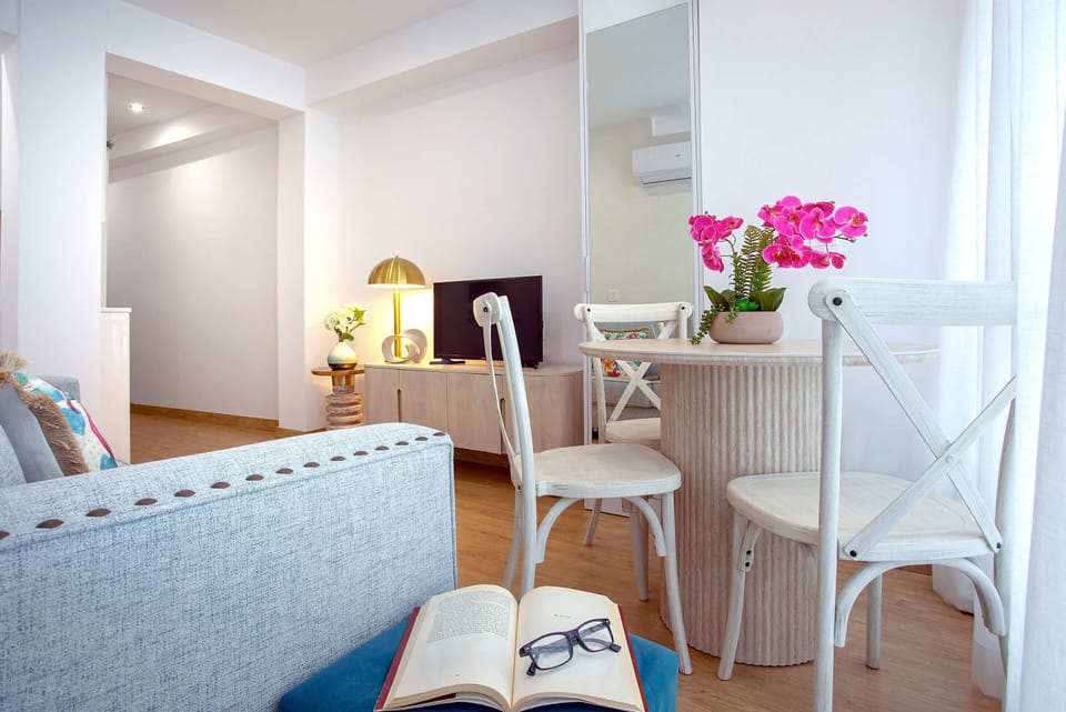 Apartment (1 Bedroom) | In-room dining