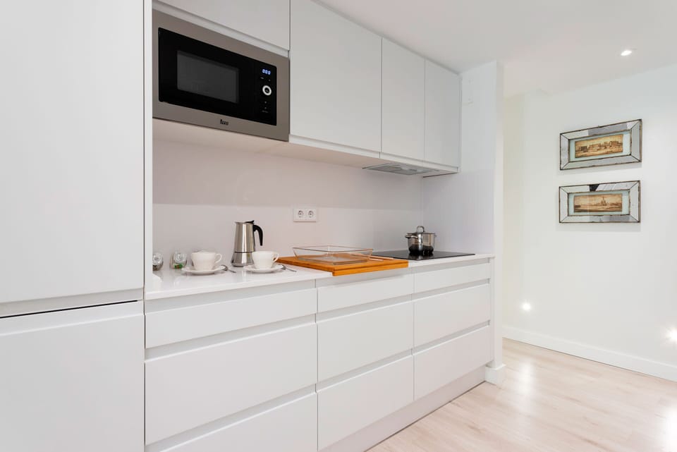 Apartment (3 Bedrooms) | Private kitchen | Full-size fridge, microwave, stovetop, coffee/tea maker