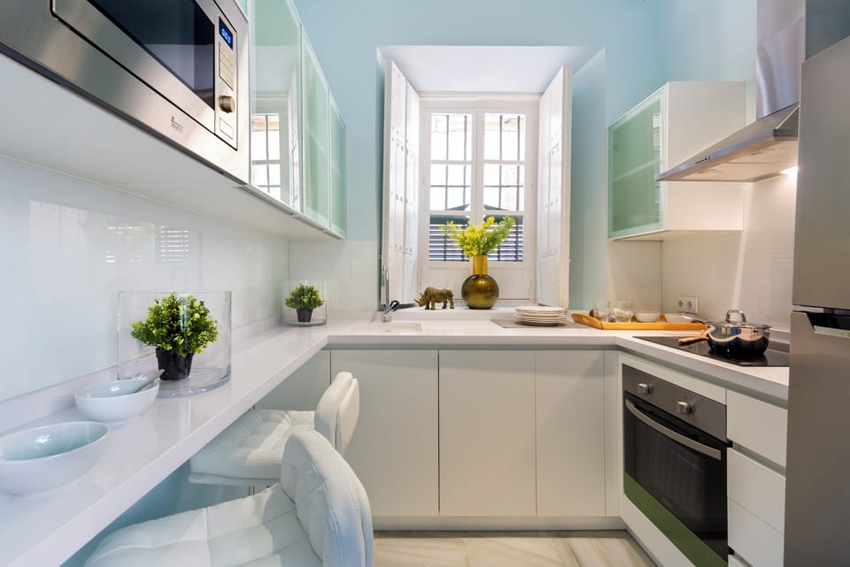 Apartment (5 Bedrooms) | Private kitchen | Full-size fridge, microwave, oven, stovetop