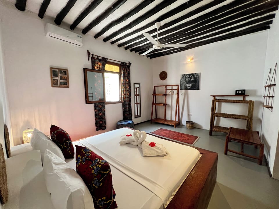 Deluxe Double Room | Blackout drapes, iron/ironing board (on request), WiFi (free)
