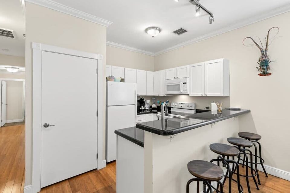 Breakfast Bar - Seating for 4