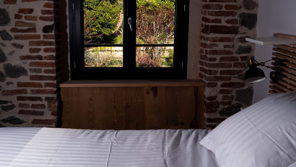 Desk, laptop workspace, soundproofing, free WiFi