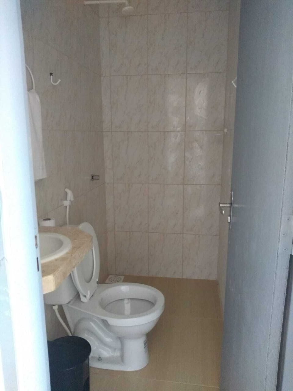Standard Double Room | Bathroom | Shower, free toiletries, towels
