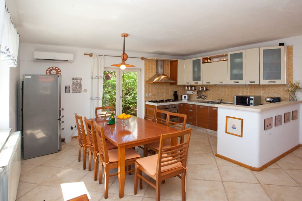 Villa, 5 Bedrooms | In-room dining