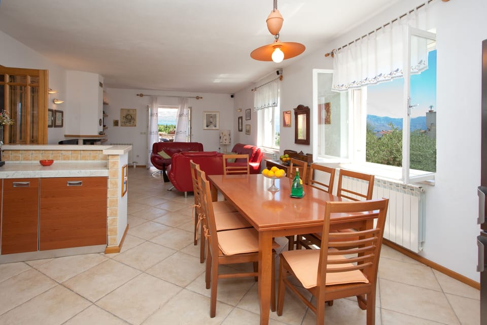 Villa, 5 Bedrooms | In-room dining