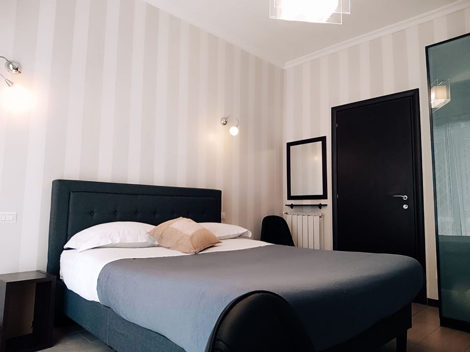 Standard Room, 1 Queen Bed | Egyptian cotton sheets, premium bedding, down comforters, free minibar