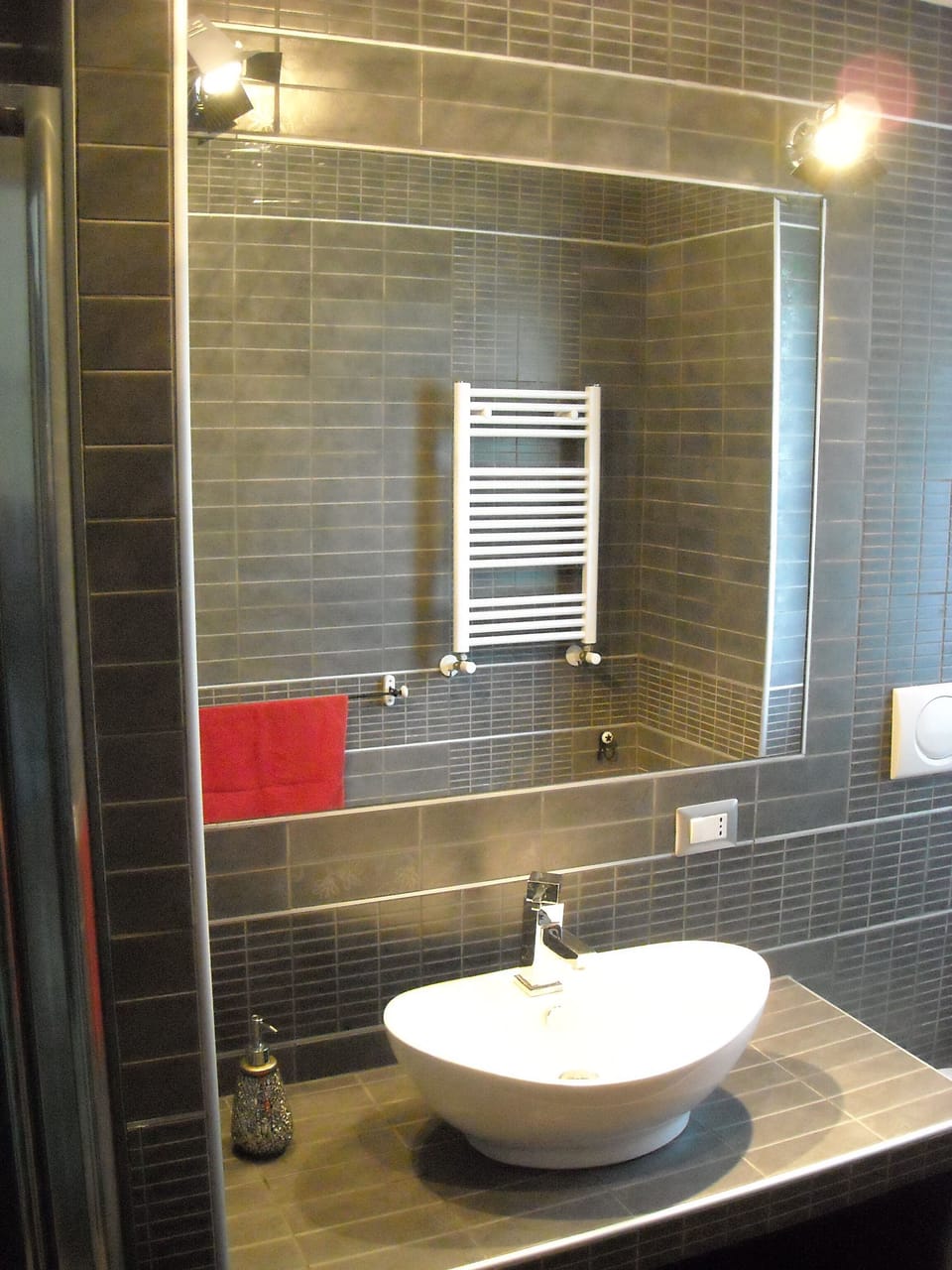 Deluxe Room | Bathroom | Shower, rainfall showerhead, free toiletries, hair dryer