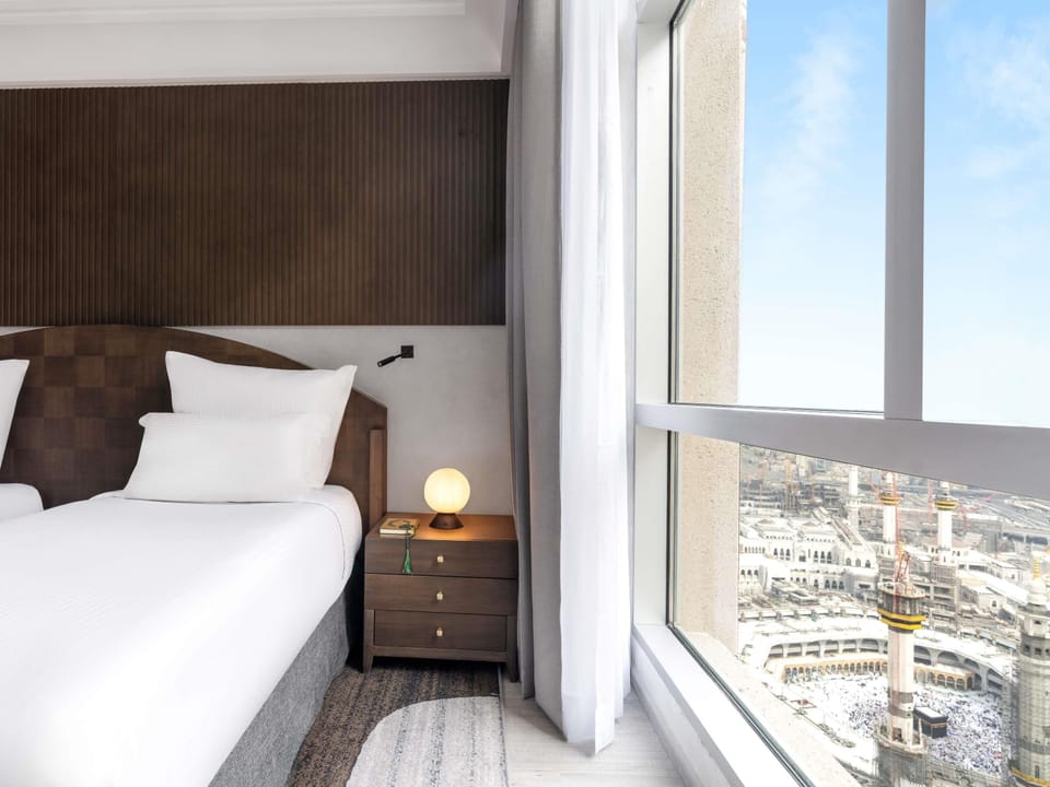 Deluxe Executive Suite, 1 King Size Bed, 2 Single Size Beds, Partial Kaaba View | Egyptian cotton sheets, premium bedding, Select Comfort beds, minibar