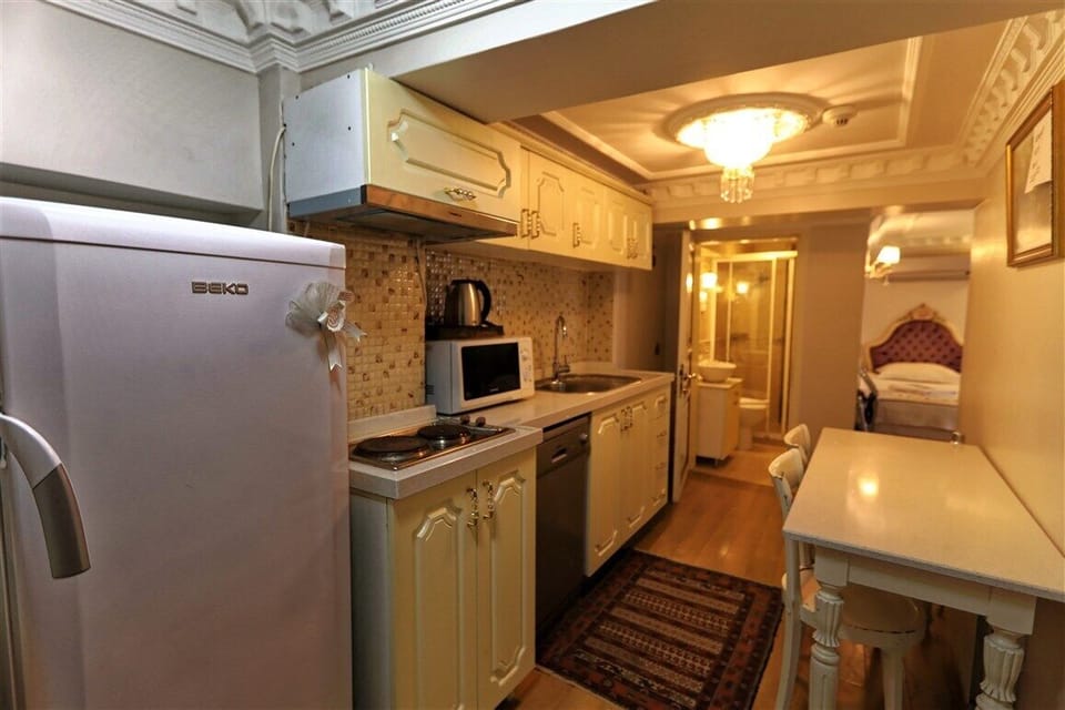 Family Suite, 2 Bedrooms, Non Smoking, City View | Private kitchen | Electric kettle