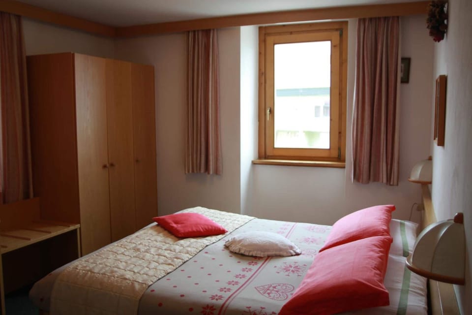 Frette Italian sheets, premium bedding, desk, free cribs/infant beds