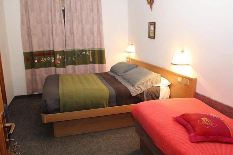 Frette Italian sheets, premium bedding, desk, free cribs/infant beds