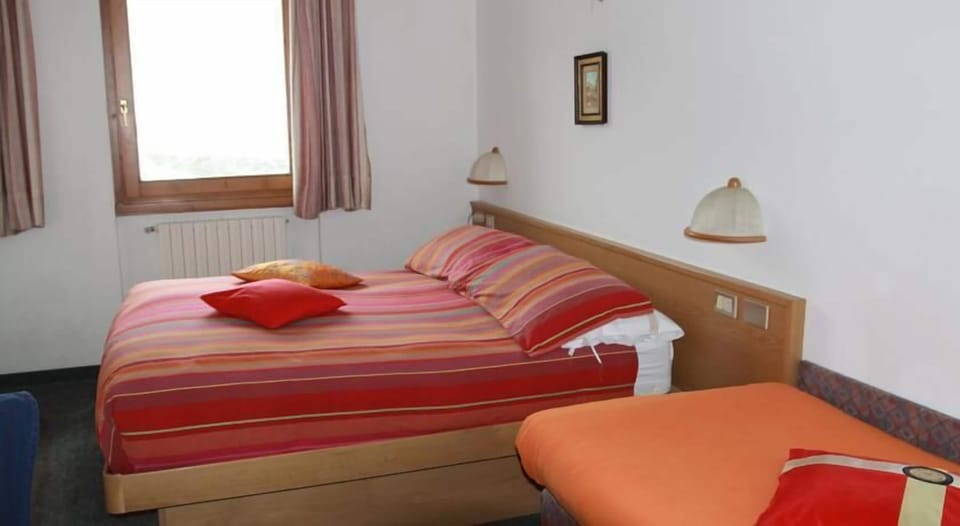 Triple Room | Frette Italian sheets, premium bedding, desk, free cribs/infant beds