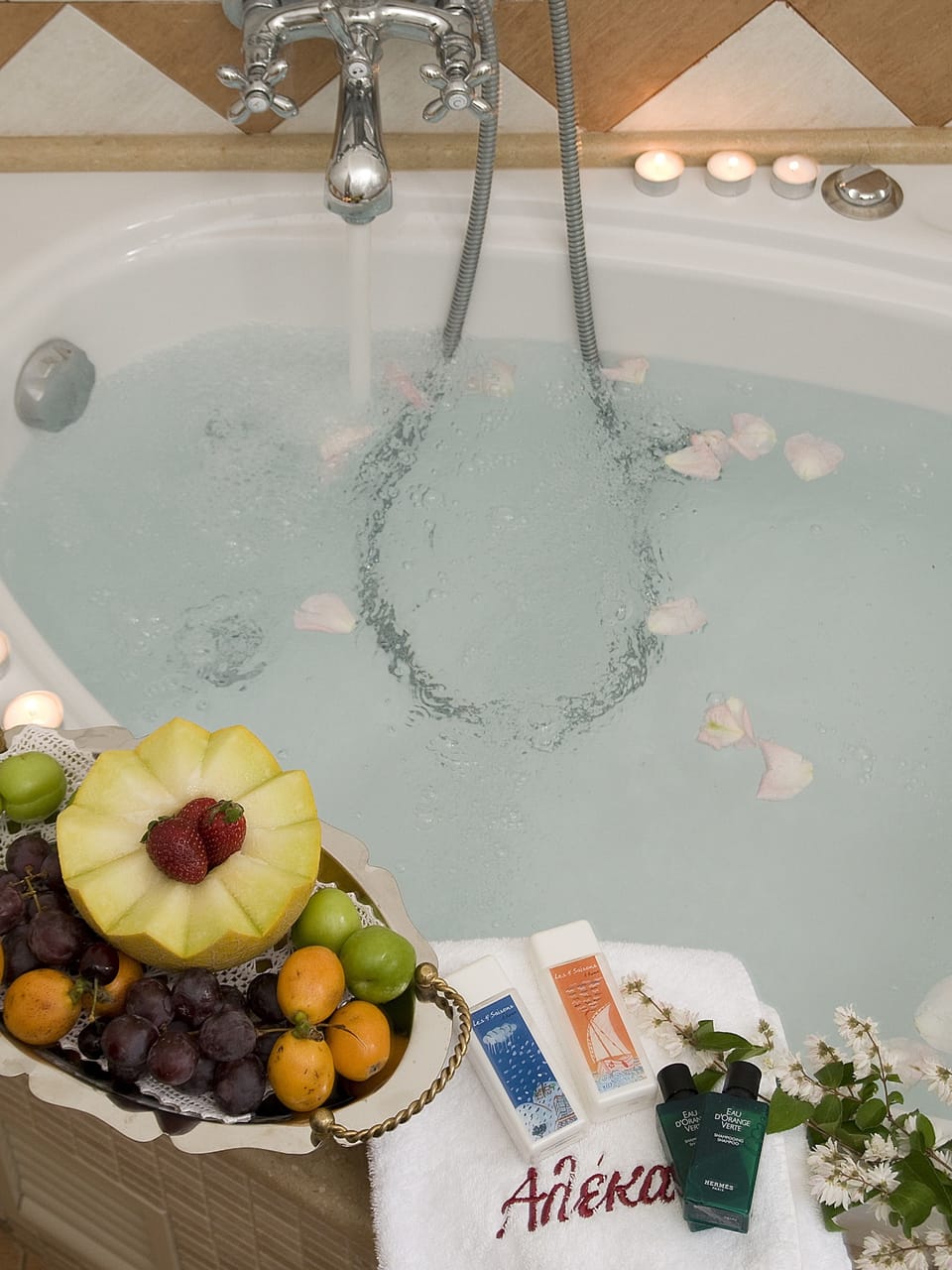 Jetted tub, hydromassage showerhead, free toiletries, hair dryer