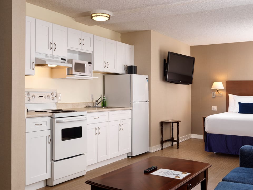 Balmoral Room | In-room safe, desk, laptop workspace, blackout drapes