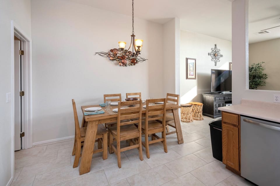 Kitchen table - 6 chairs