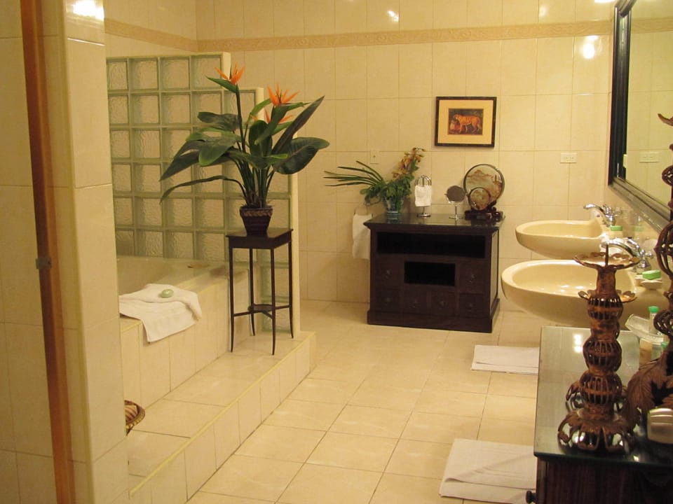 Presidential Suite (Graycliff) | Bathroom | Combined shower/tub, jetted tub, designer toiletries, hair dryer