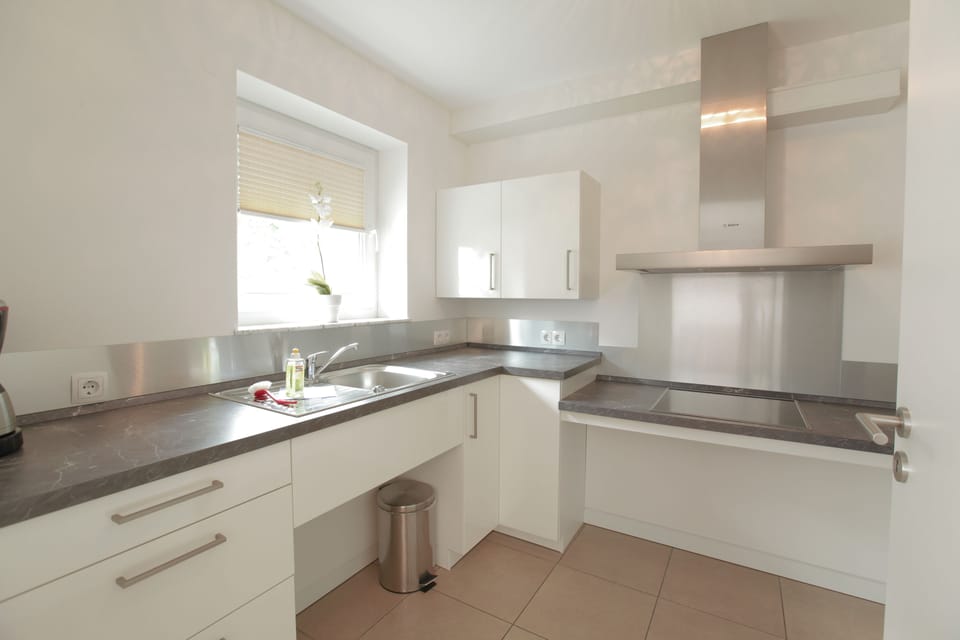 Barrier free apartment | Private kitchen | Coffee/tea maker, full-size fridge, microwave, electric kettle